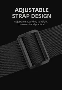 Dettaglio della tracolla regolabile in nylon nero con fibbia a scorrimento in plastica
