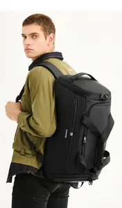 Dettaglio borsa da viaggio nera impermeabile con manico in velcro e tasca con zip