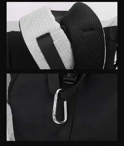 Detail der atmungsaktiven Mesh-Schultergurte und des silbernen D-Rings am Rucksack