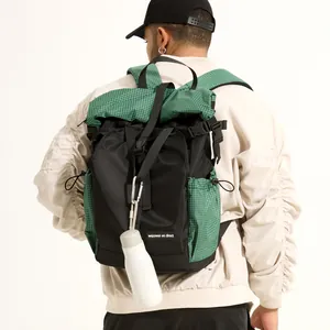 Stadt-Outdoor-Rucksack mit Rollverschluss in Schwarz und grünem Karostoff
