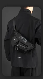 Vue détaillée du sac de poitrine fonctionnel en nylon noir avec plusieurs fermetures