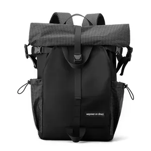 Schwarzer Roll-Top-Rucksack mit Schwarz-Weiß-Gittermuster für Outdoor-Pendler