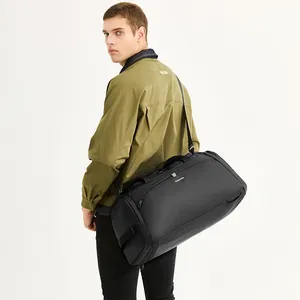 Grande borsa sportiva impermeabile nera con tracolla larga per viaggio e palestra
