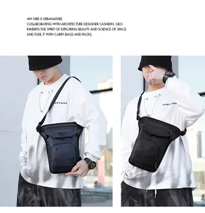 Detalles de la bolsa táctica de pierna negra con múltiples capas y logotipo moderno