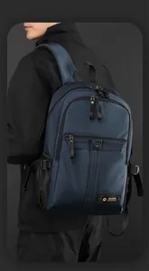 Détail d'un sac à dos en nylon bleu foncé avec poche zippée et filet latéral pour gourde