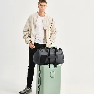 Grande borsa da viaggio grigio scuro in nylon impermeabile fissata su un trolley