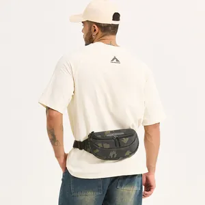 Wasserdichte Herren-Bauchtasche mit Tarnmuster und verstellbarem Gurt am Modell