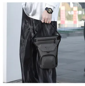 Detalle de la bolsa de pierna resistente al agua con correas ajustables y varios bolsillos
