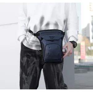 Detalle de la bolsa táctica de pierna azul marino con correas para moto y exterior