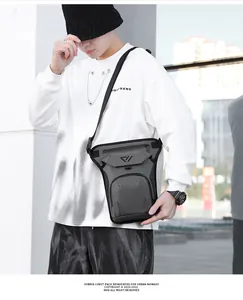 Detalle de la tela mate impermeable y el logotipo geométrico en el bolso bandolera gris