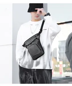 Detalle de la bolsa táctica impermeable con correas ajustables y múltiples compartimentos