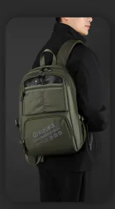 Vue détaillée du grand sac à dos en nylon vert armée porté par un mannequin sur fond noir