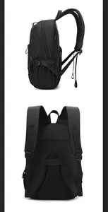 Détail du rembourrage dorsal en maille et sangle de bagage sur sac à dos noir