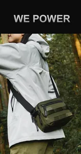 Detail einer armeegrünen taktischen Umhängetasche mit verstellbarem Gurt am Modell