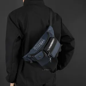 Sac bandoulière homme bleu marine fonctionnel avec compartiments multiples et style urbain