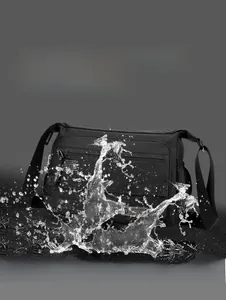Dettaglio del tessuto impermeabile ad alta densità della borsa nera con schizzi d'acqua