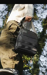 Dettaglio del materiale in nylon impermeabile e logo WEPOWER su borsa a tracolla nera