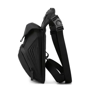 Bolsa táctica de pierna para moto negra con paneles geométricos y correas ajustables