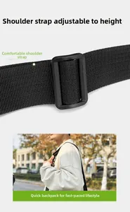 Tracolla regolabile in nylon nero con fibbia in plastica opaca su una borsa da viaggio