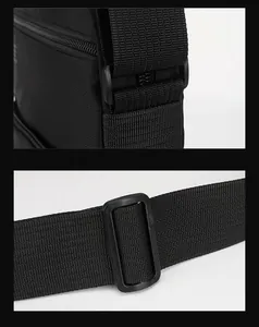 Dettaglio della tracolla in nylon nero con fibbia di regolazione e clip in plastica