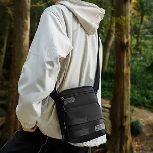 Wasserdichte schwarze taktische Nylon-Umhängetasche für Herren in Waldumgebung