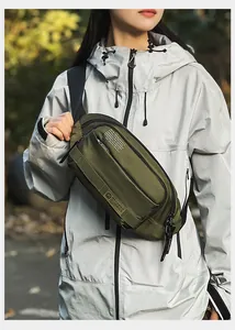 Détail du sac de poitrine en nylon vert olive avec logo WEPOWER pour le sport et voyage