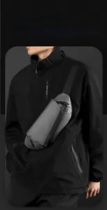 Gros plan du tissu technique imperméable et du lettrage sur le sac bandoulière gris