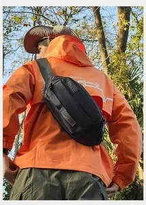 Photo en extérieur du sac de poitrine de sport noir avec bandoulière réglable