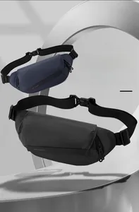 Détail du tissu imperméable et logo WE POWER sur les sacs de poitrine tactiques