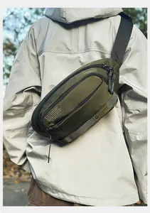 Détail du sac de poitrine vert armée en nylon imperméable avec sangle réglable et poches