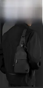 Rückansicht eines Mannes mit einer schlichten schwarzen wasserdichten Crossbody-Tasche