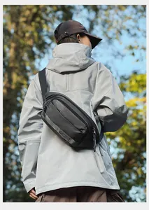 Détail du sac de poitrine en nylon noir avec poches zippées pour activités de plein air
