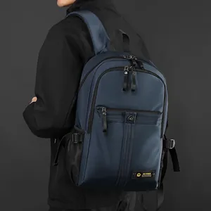 Sac à dos bleu marine grande capacité avec bretelles ajustables pour les trajets