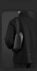 Détail du tissu imperméable noir mat et de la sangle fonctionnelle du sac bandoulière