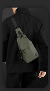Detailansicht der militärgrünen wasserdichten Brusttasche mit verstellbarem Gurt und Schnalle