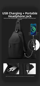 Detail der wasserdichten Brusttasche mit externem USB-Ladeanschluss und Kopfhörerbuchse