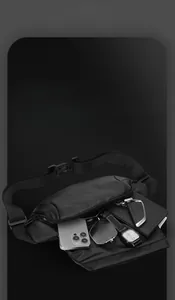Vue détaillée du rangement multicouche de ce sac bandoulière de cyclisme noir fonctionnel