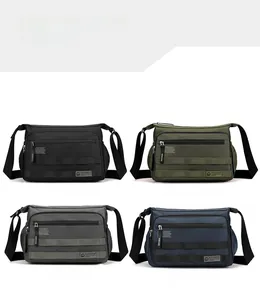 Borse a tracolla da uomo impermeabili in nero, verde militare, grigio e blu scuro