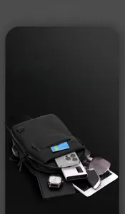 Innenaufteilung der wasserdichten Brusttasche mit Platz für diverses digitales Zubehör