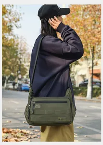 Borsa a tracolla da uomo verde oliva resistente all'acqua con cinghie tattiche esterne