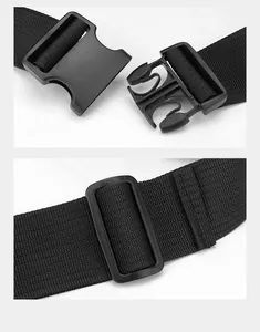 Détail d'une sangle réglable en nylon noir avec boucle rapide et boucle de réglage