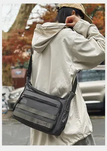 Borsa a tracolla grigio antracite impermeabile con cinghie verde militare in stile street