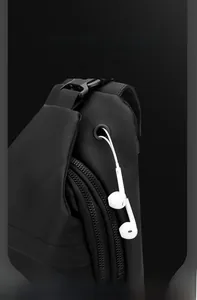 Detailaufnahme der wasserdichten Brusttasche mit integriertem Kopfhöreranschluss