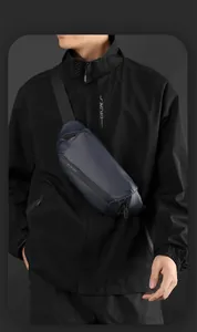 Détail du sac bandoulière tactique bleu marine montrant le tissu imperméable et la sangle