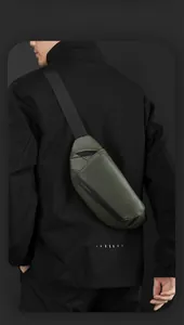 Gros plan d'un sac bandoulière de cyclisme vert olive avec espace de rangement intelligent