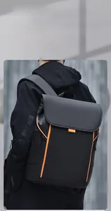 Détail du sac à dos urbain en noir mat avec des bordures orange contrastées élégantes