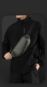 Vue détaillée du sac de poitrine cycliste vert foncé en matériau imperméable de qualité