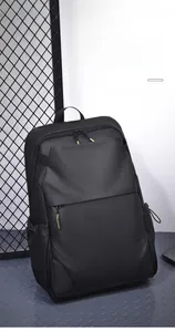 Vue détaillée du sac à dos business noir étanche avec des tirettes de fermeture jaunes