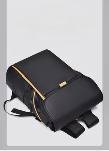 Détail du sac à dos business noir avec passepoil orange contrasté et rabat imperméable
