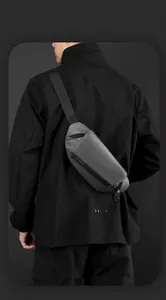 Détail du sac bandoulière étanche gris avec sangle réglable et fermeture métallique